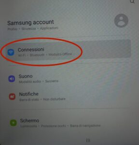 Impostazioni Samsung con la voce Connessioni evidenziata